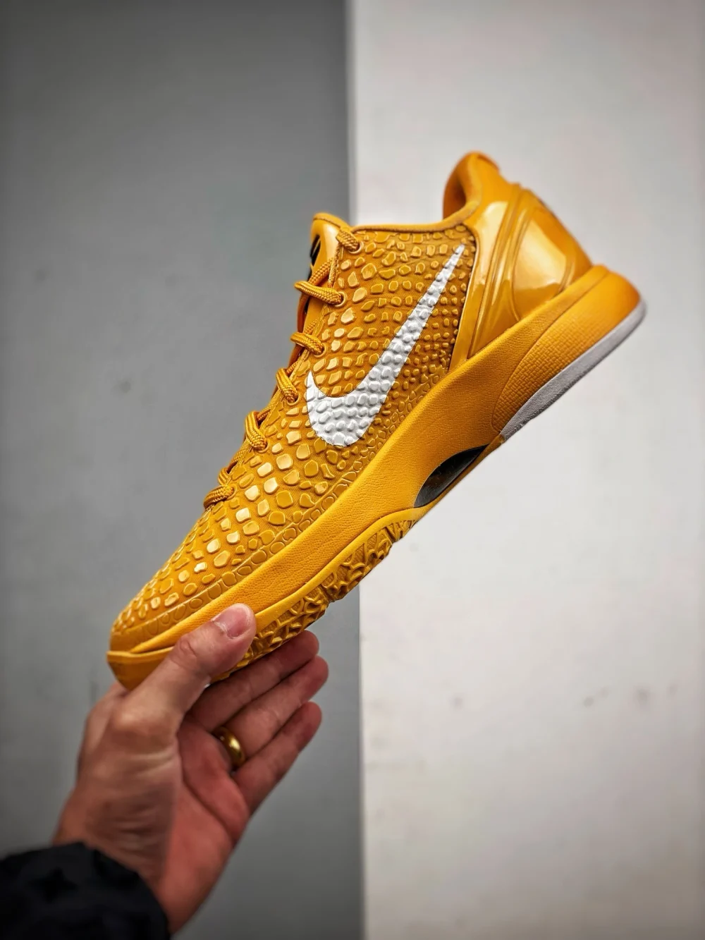 OFF-WHITE x Kobe 6 “University Gold”