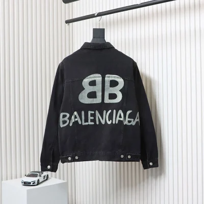 Balenciaga Jeansjacke mit Graffiti-Spritzmuster in Weiß