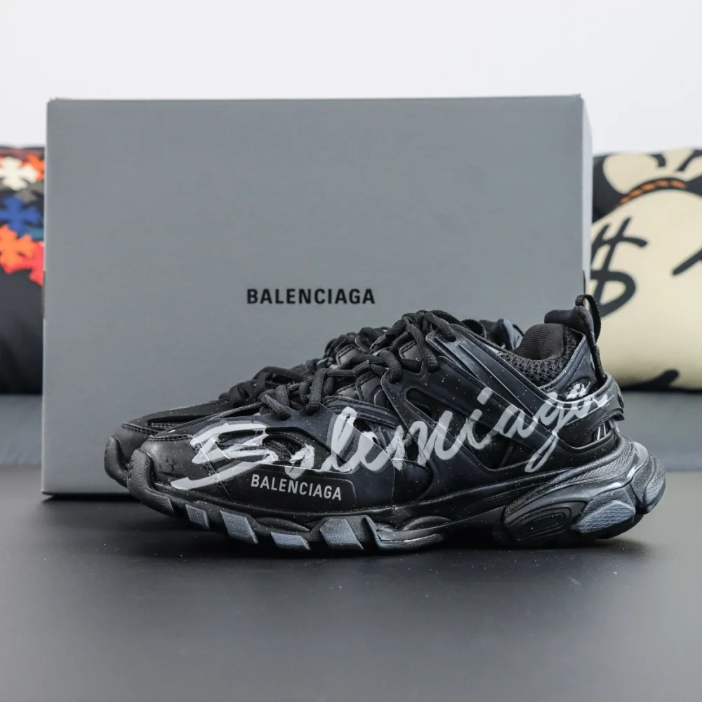 Balenciaga Track Sneaker in Weiß mit Graffiti-Muster