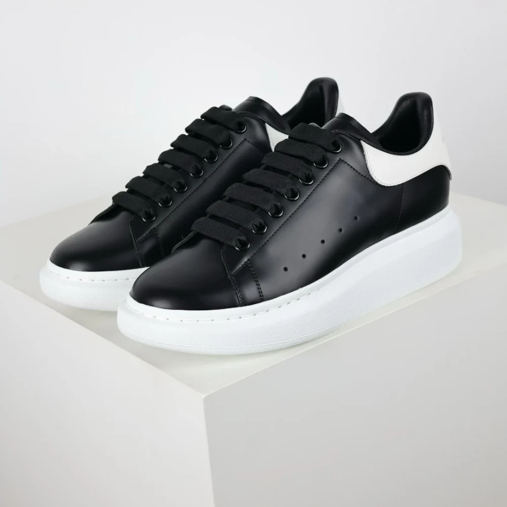 McQueen Übergroße Low-Top-Sneaker Schwarz und Weiß Reps