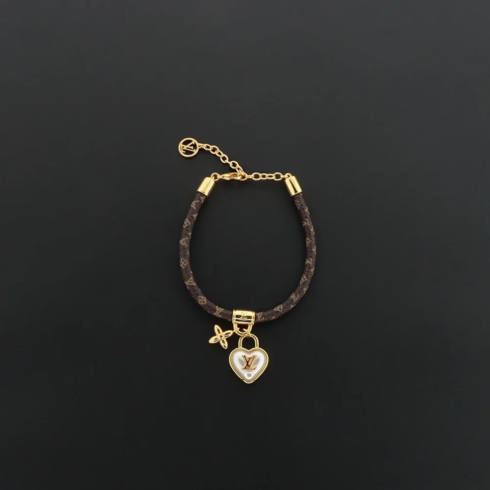 Armband mit Love-Anhänger