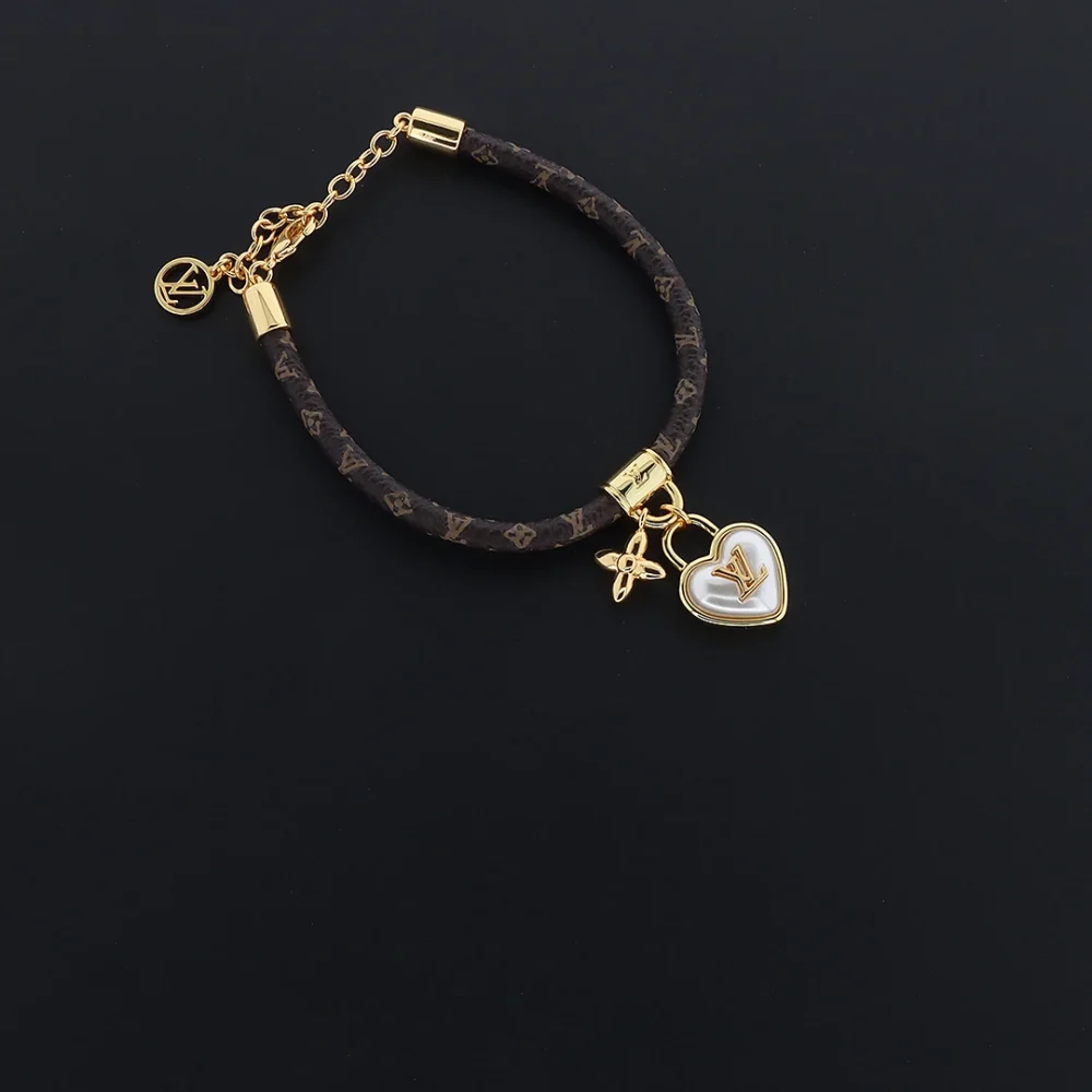 Armband mit Love-Anhänger