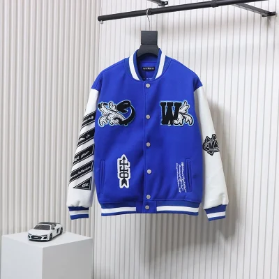 Off-White Baseballjacke mit blauen und weißen Aufnähern