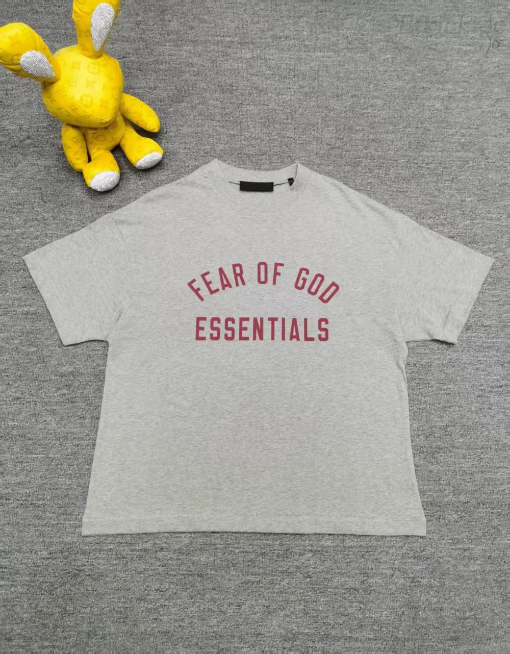 Fear of God Essentials Jersey Crewneck Tee 'Weißer roter Buchstabe'