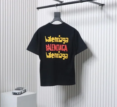 T-Shirt mit Graffiti-Multi-Logo-Print