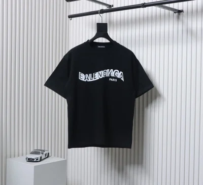T-Shirt mit verdrehtem Logo-Print
