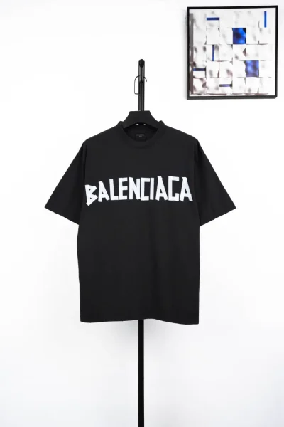 Balenciaga Klassisches weißes T-Shirt mit Tape-Print in Schwarz