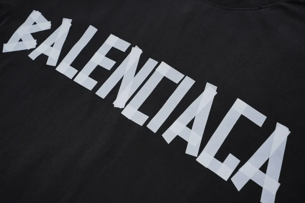 Balenciaga Klassisches weißes T-Shirt mit Tape-Print in Schwarz – Bild 5