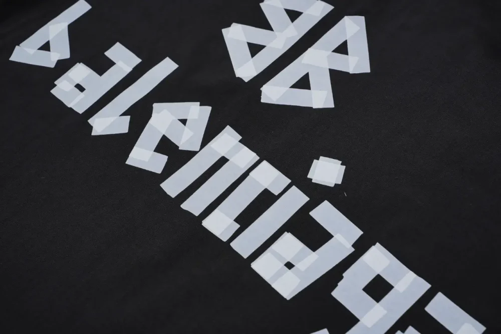 Balenciaga Klassisches weißes T-Shirt mit Tape-Print in Schwarz – Bild 8