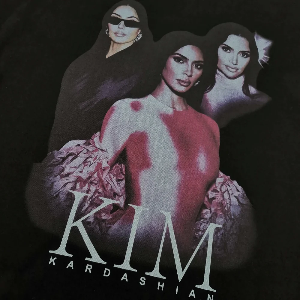 Balenciaga Kurzärmliges T-Shirt mit Brand Ambassador Fanclub-Schriftzug – Bild 8