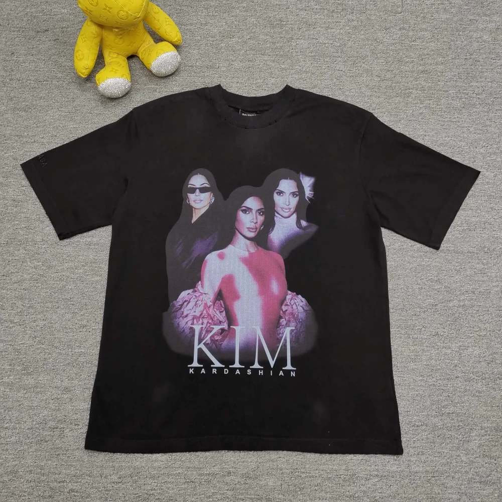 Balenciaga Kurzärmliges T-Shirt mit Brand Ambassador Fanclub-Schriftzug