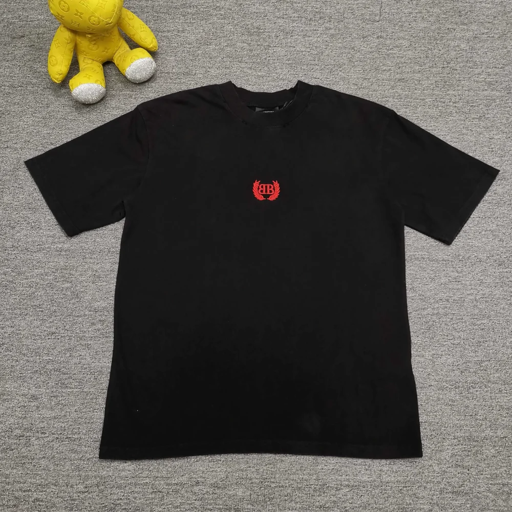 Balenciaga Kurze Ärmel mit aufgesticktem Doppel-B-Logo auf der Vorderseite
