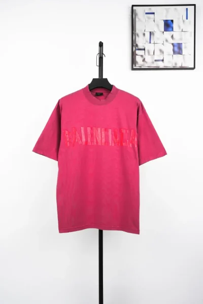 Balenciaga Kurze Ärmel mit rotem Band und Buchstabendruck himbeerrot