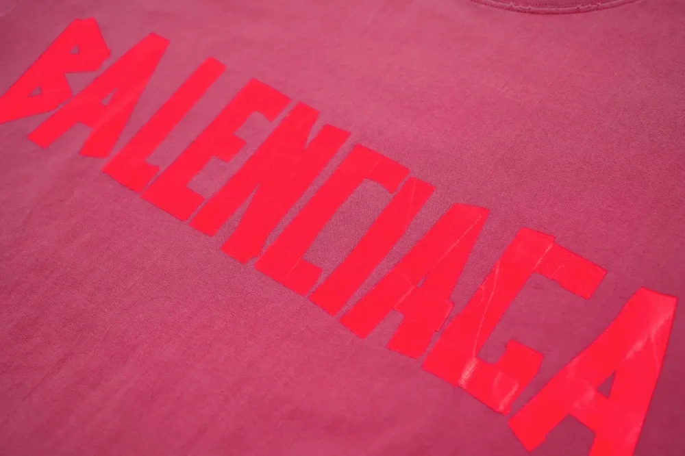 Balenciaga Kurze Ärmel mit rotem Band und Buchstabendruck himbeerrot – Bild 5