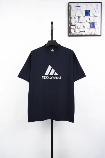 Doppelseitiges Kurzarmhemd mit drei Balken und Co-Branding von Balenciaga
