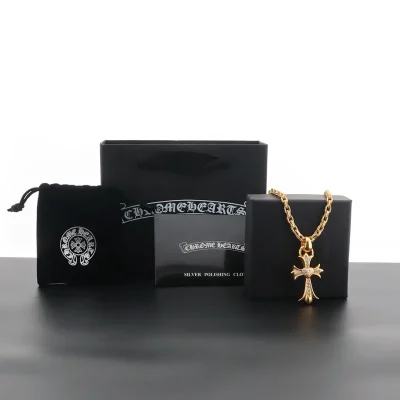 Halskette mit Herz-Reben-Anhänger in Gold