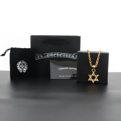 Halskette mit Schnalle und sechszackigem Sternanhänger in Gold