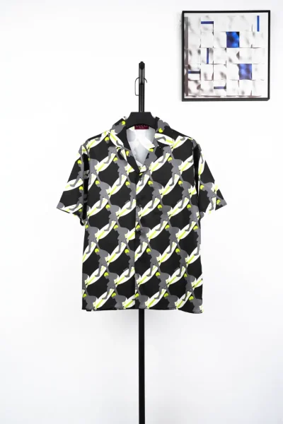 Kurzarmhemd mit Surfer-Print in Schwarz und Weiß