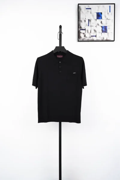 Poloshirt Aus Strick Mit Intarsienschriftzug Und Tasche Schwarz