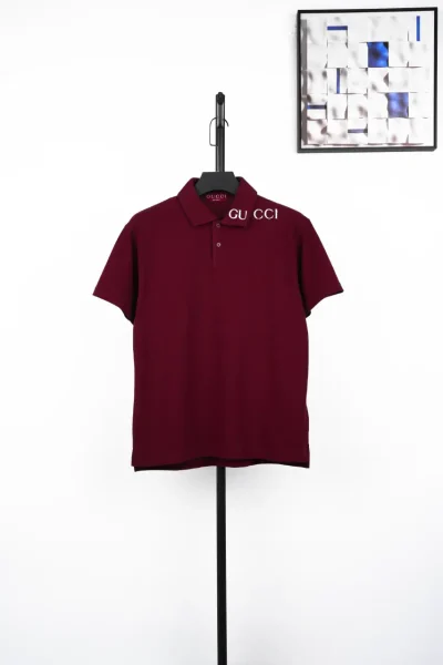 Poloshirt mit kurzen Ärmeln und dem Buchstaben G am Kragen