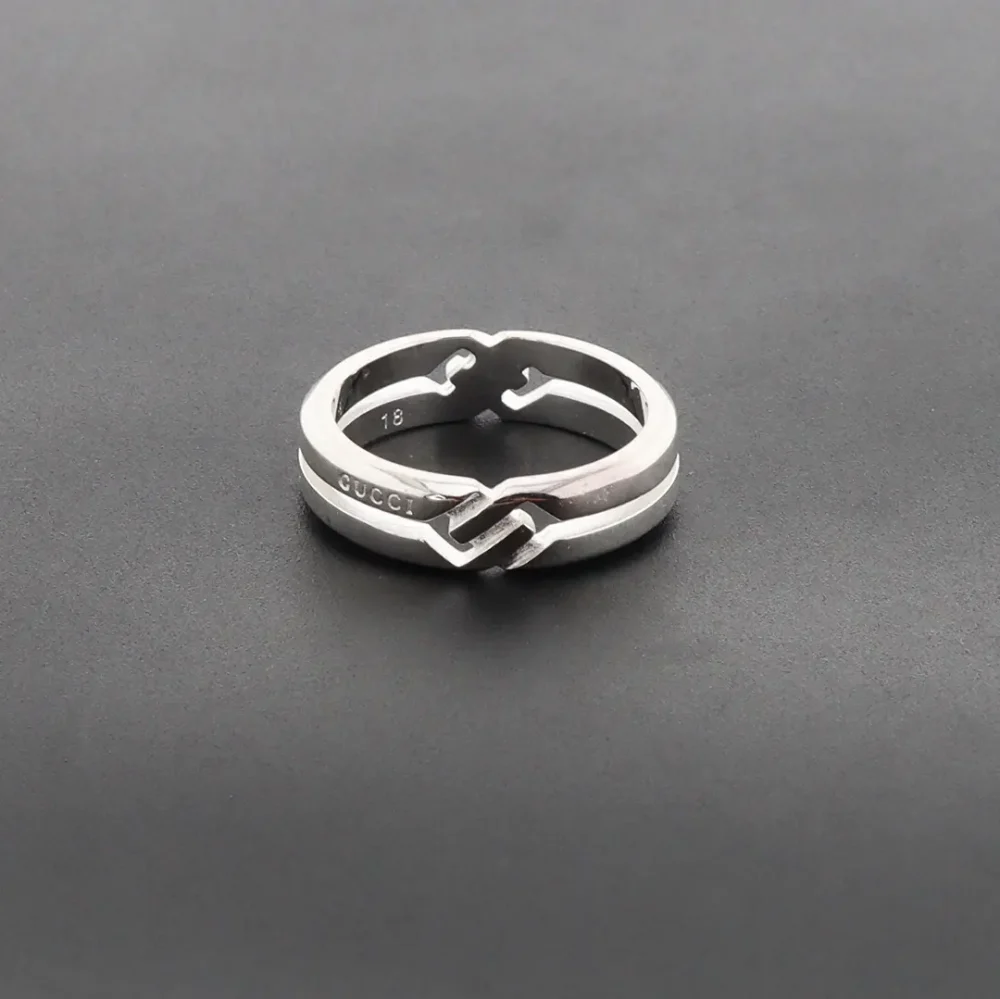 Schmaler Ring mit ineinandergreifendem G