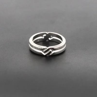 Schmaler Ring mit ineinandergreifendem G