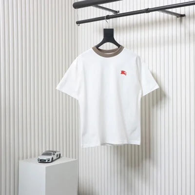 T-Shirt mit Patchwork-Kragen und Logo-Stickerei