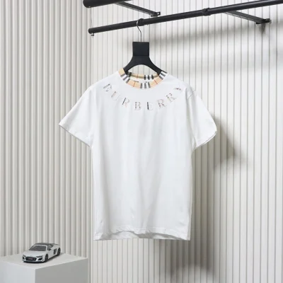 T-Shirt mit Patchwork-Schriftzug und kariertem Kragen