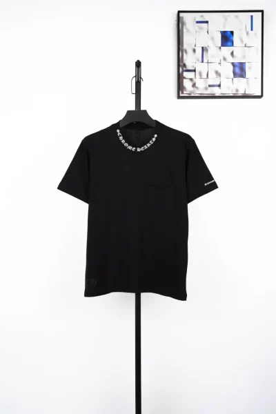 T-Shirt mit Sanskrit-Print am Ausschnitt in Schwarz