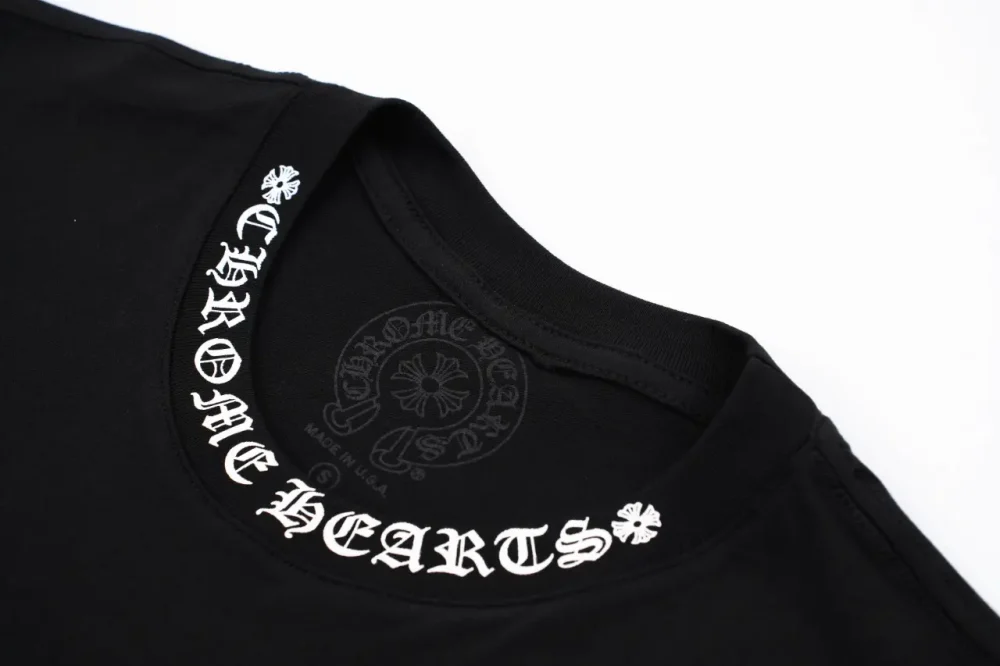 T-Shirt mit Sanskrit-Print am Ausschnitt in Schwarz – Bild 4