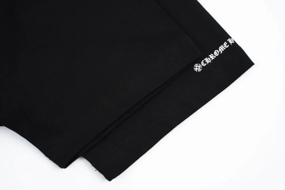 T-Shirt mit Sanskrit-Print am Ausschnitt in Schwarz – Bild 7