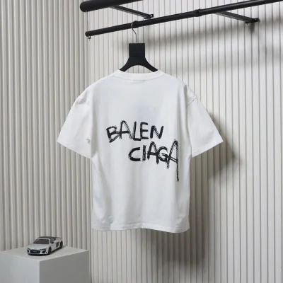 T-Shirt mit falsch platziertem Logo-Print