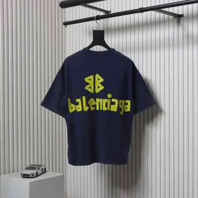 Zerrissenes T-Shirt mit Masking Tape-LOGO