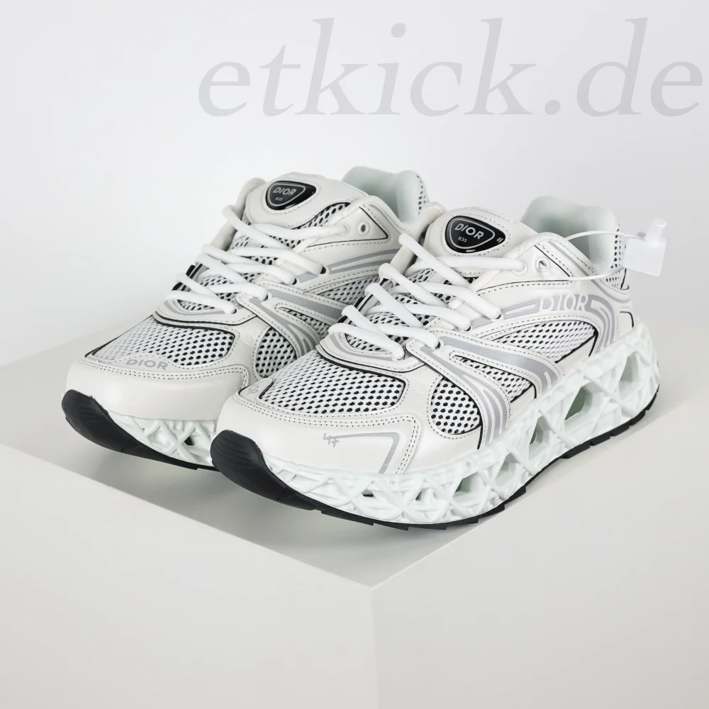 B35 x Kaws NXXT Athletic Sneakers HERREN Weiß