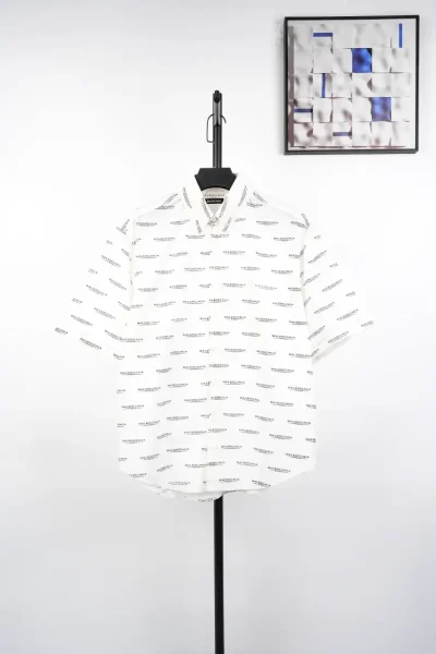 Balenciaga Limited Edition Kurzarmhemd mit Buchstabendruck in Weiß