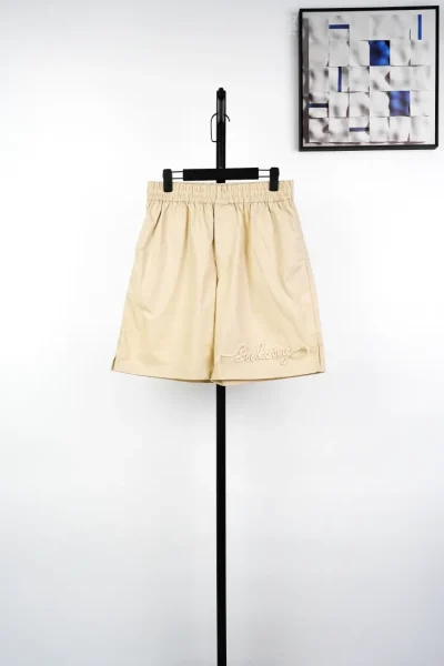 Cordshorts mit Signaturbuchstaben in Khaki