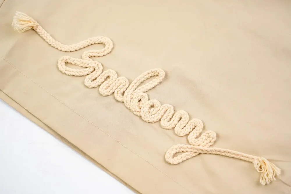 Cordshorts mit Signaturbuchstaben in Khaki – Bild 5
