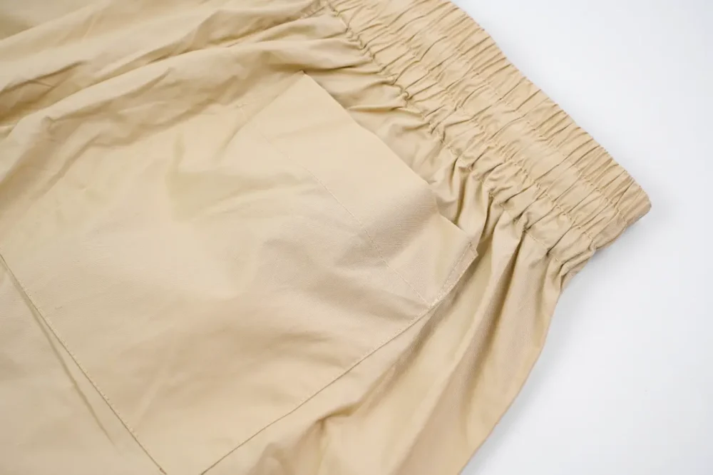 Cordshorts mit Signaturbuchstaben in Khaki – Bild 7