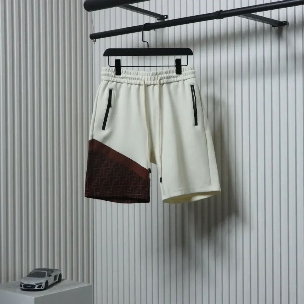 Gewebte Shorts mit laminierter Reißverschlusstasche und Doppel-F-Patchwork
