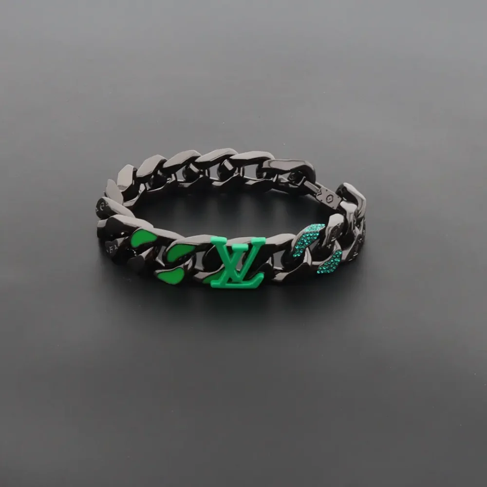 Schwarzes kubanisches Armband mit grünem Buchstaben