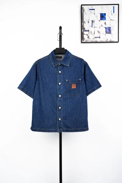 Jeans-Kurzarmhemd mit kleinem Logo auf der Tasche blau