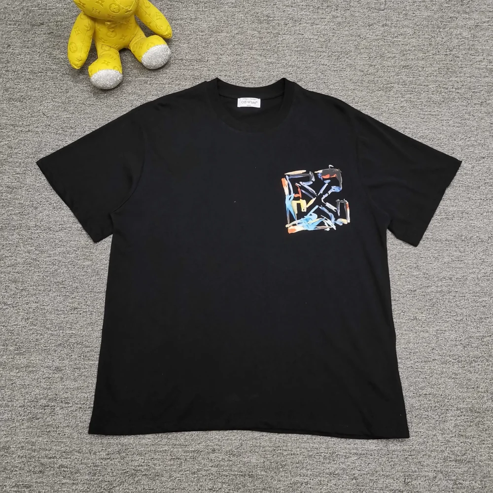 Off-White Kurzärmliges T-Shirt mit bunten, aufgemalten Wörtern und lockerer Passform
