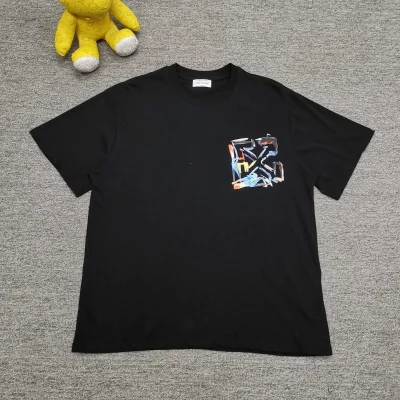 Off-White Kurzärmliges T-Shirt mit bunten, aufgemalten Wörtern und lockerer Passform