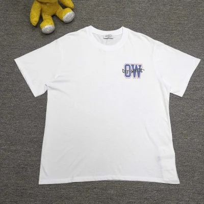 Off-White Kurzarm-T-Shirt mit lockerer Passform und Pfeilbuchstaben in Orange und Blau