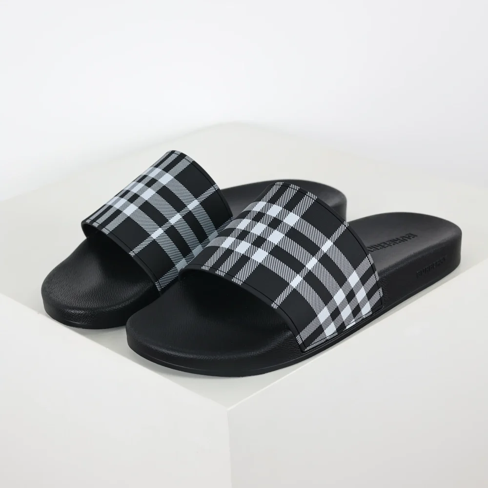 Schwarze karierte Gummi-Slides