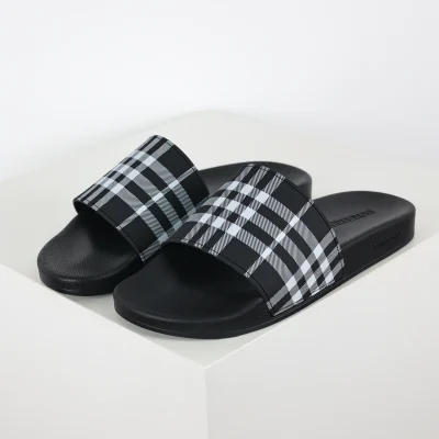 Schwarze karierte Gummi-Slides