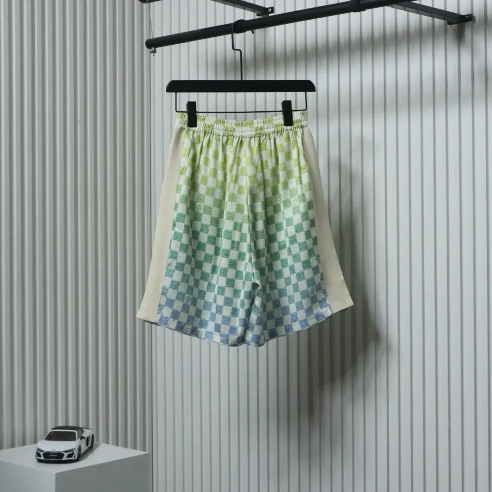 Shorts mit Farbverlauf und Schachbrettmuster