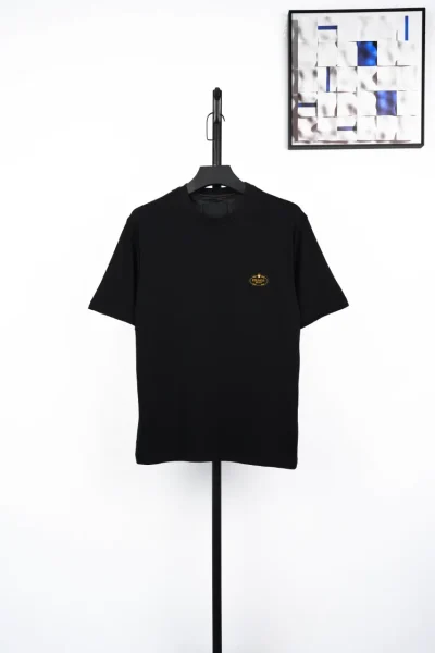 T-Shirt mit Goldsiegel-Stickerei in Schwarz