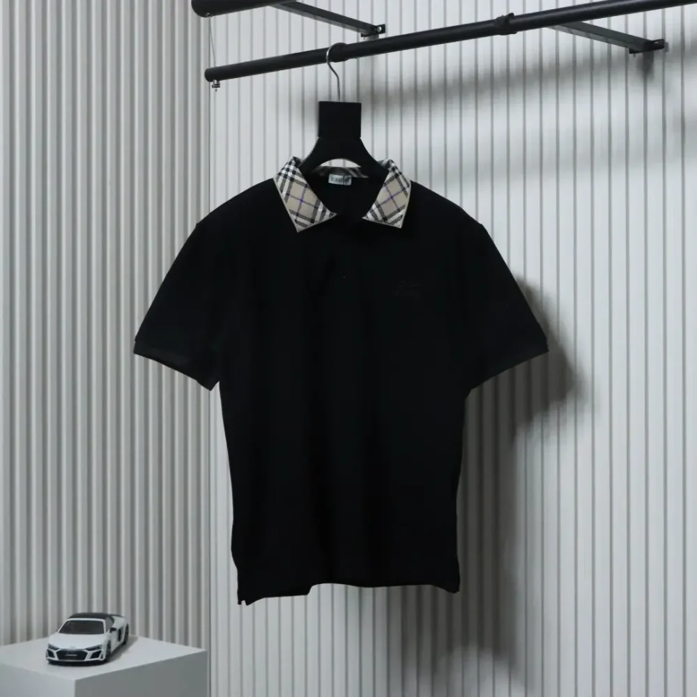 Top-Version des Kurzarm-Poloshirts mit kariertem Revers und Schlachtross-Stickerei