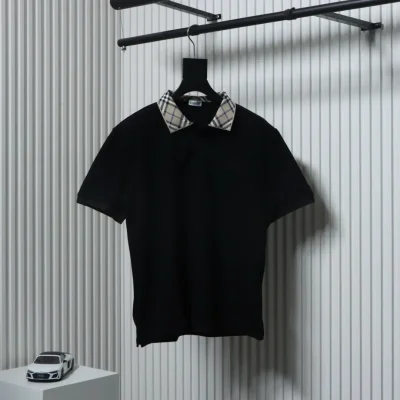 Top-Version des Kurzarm-Poloshirts mit kariertem Revers und Schlachtross-Stickerei
